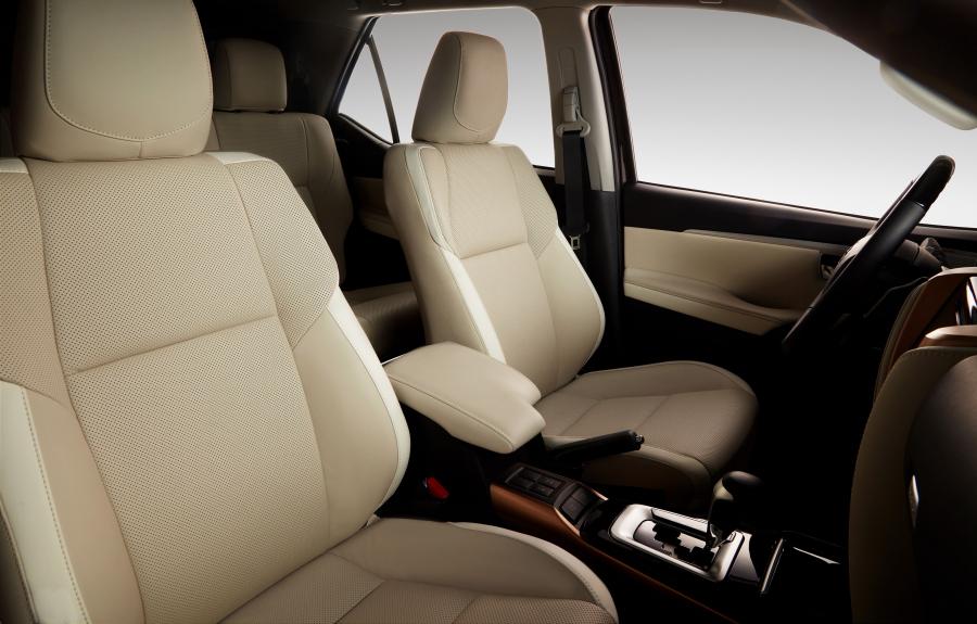 Интерьер Toyota SW4 SRX Diamond 2018 года  (фото 4 из 6)